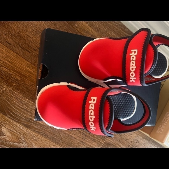 REEBOK sandal red new with tag size 9 - Picture 3 of 4